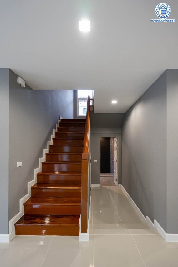 บ้านมือสองตกแต่งใหม่ โครงการ ธนานนท์ ราชพฤกษ์ เนื้อที่ 60 ตร.ว. ฟังก์ชัน 3 ห้องนอน 3 ห้องน้ำ จอดรถได้ 2 คัน พร้อมห้องอเนกประสงค์ 1 ห้อง สามารถปรับเปลี่ยนเป็นห้องทำงาน หรือห้องนอนได้ตามความต้องการ Facilities ตอบโจทย์ทุกกิจกรรม! บนทำเลติดถนนราชพฤกษ์ ใกล้วงเวียนพระราม5 เซ็นทรัลเวสต์เกต และรถไฟฟ้า "สถานีบางรักน้อยท่าอิฐ"